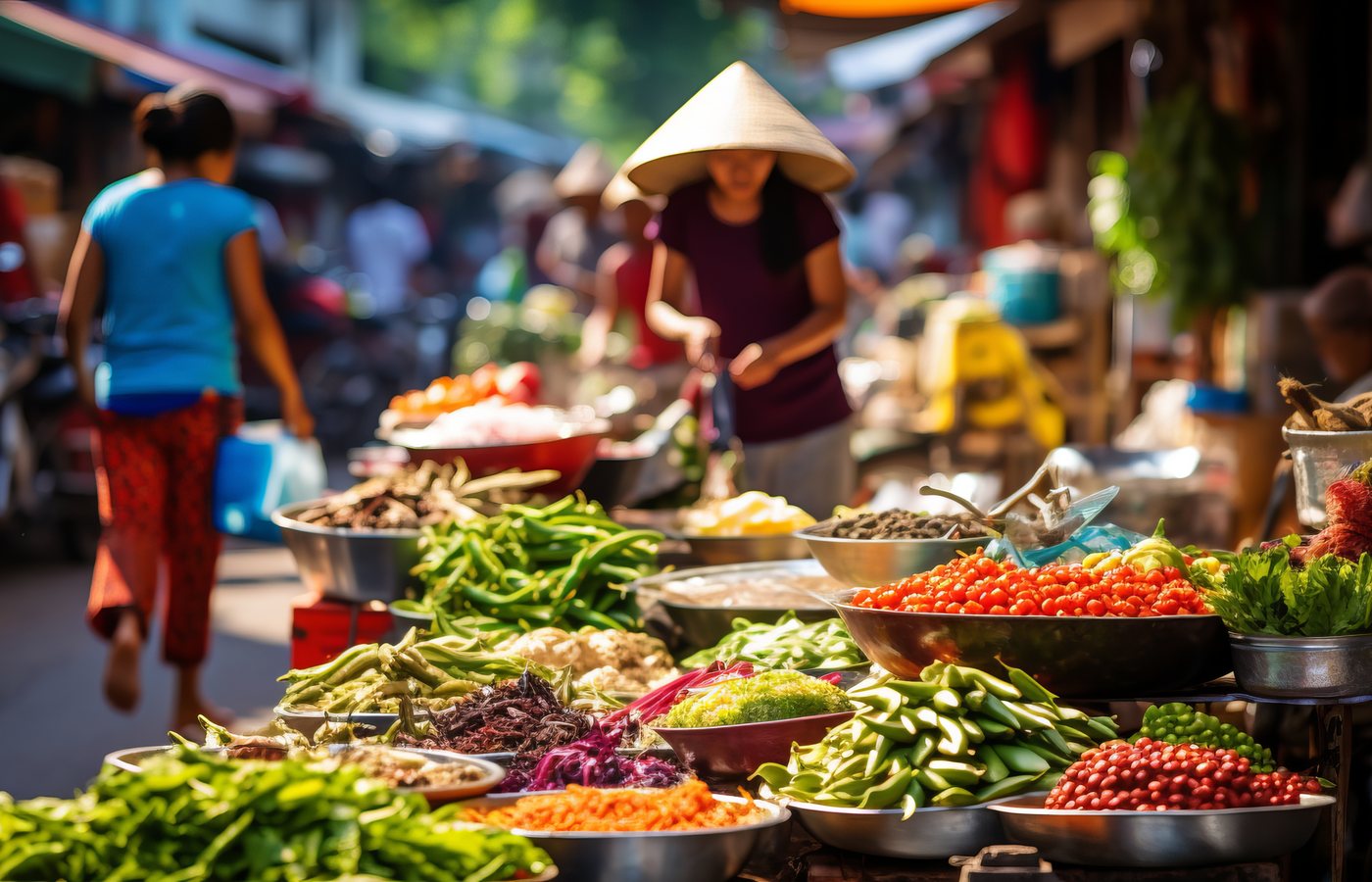 Lebendiger vietnamesischer Markt mit frischem Gemüse